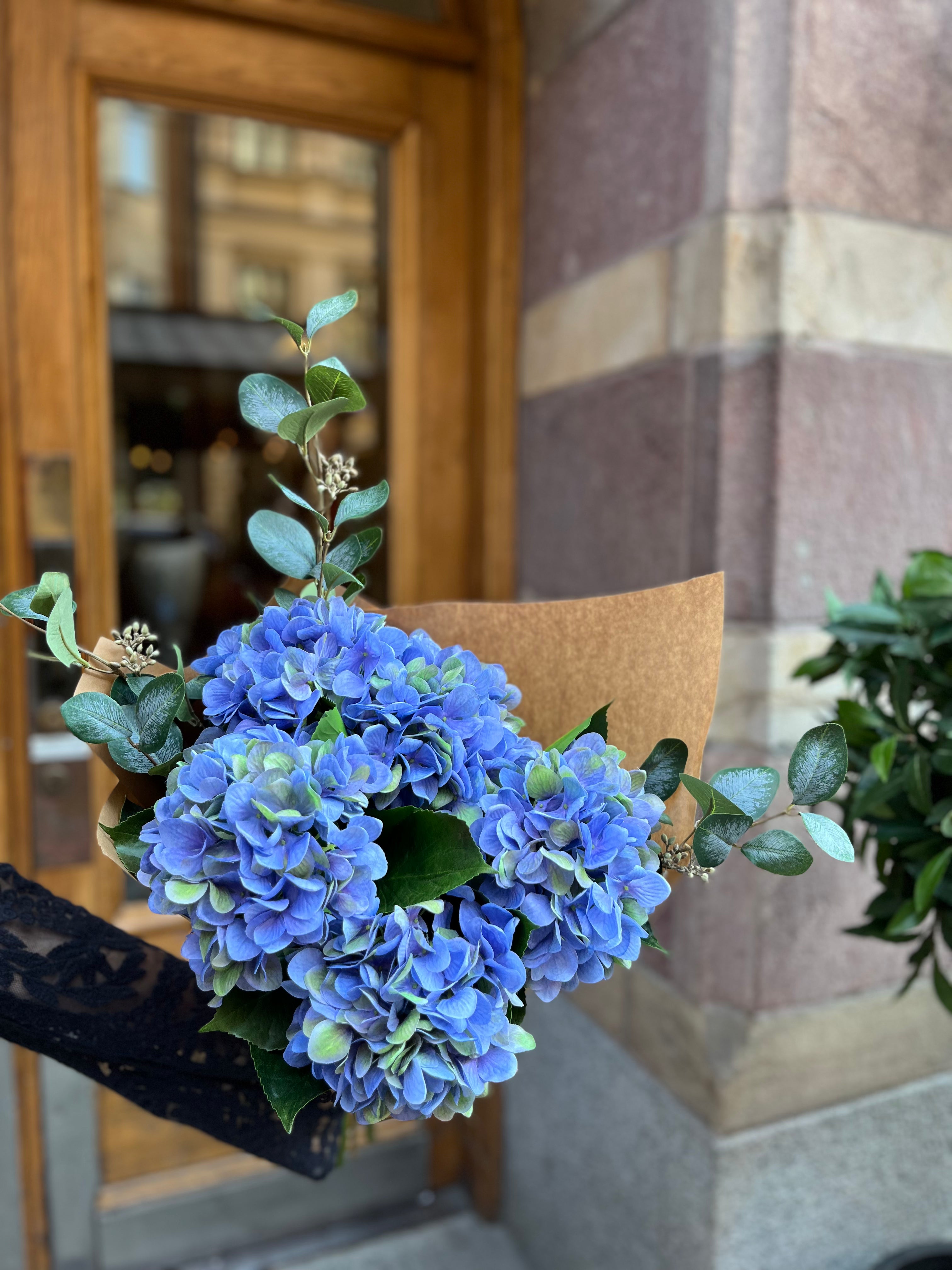 Hortensiabukett med bär - Blå