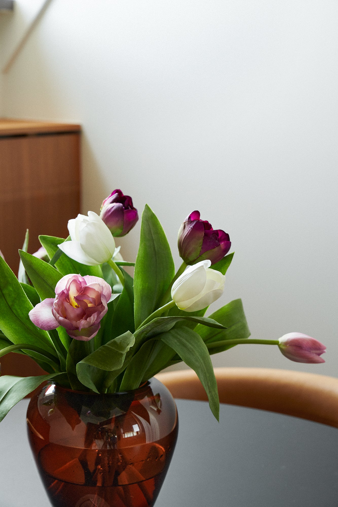 Tulpanbukett 36 cm, Vit, lila & ljus-lila